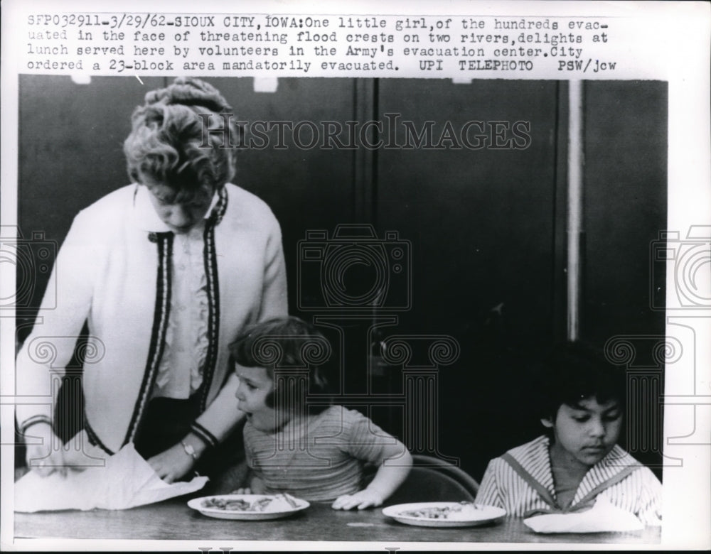 1962 Press Photo Refugees eating lunch in evacuation center during flood - Historic Images