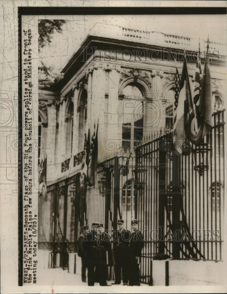 1949 Press Photo Police stand in front of Pink Marble Palace - Historic Images