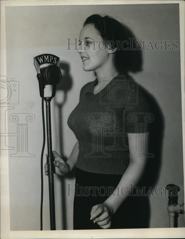 1937 Press Photo Margreryte Wright in WMPS Radio.-Historic Images