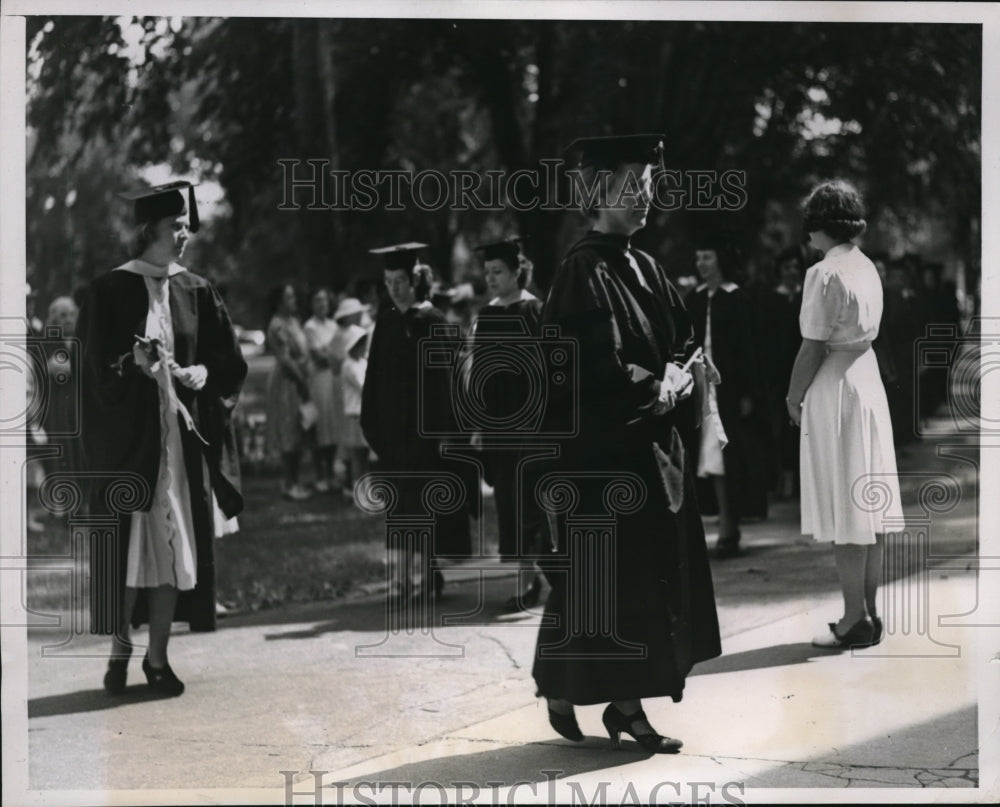 1939 Press Photo Student and Faculty Graduation Exercise procession at Vascar. - Historic Images