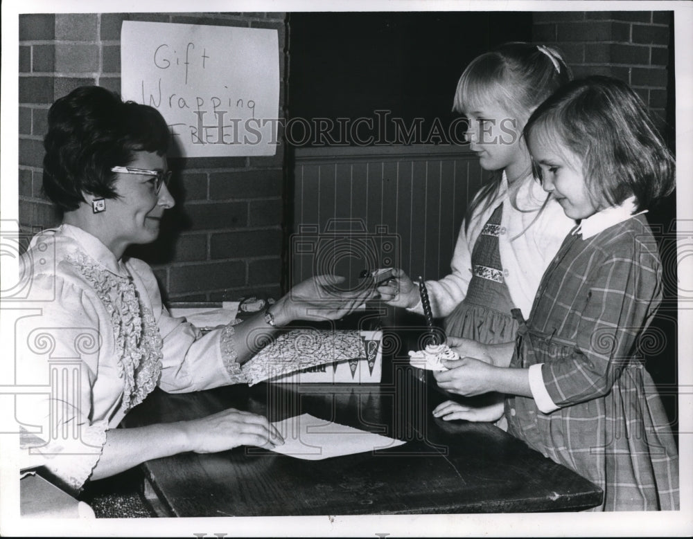 1964 Press Photo Laura Hlavaty and Carolyn Schulsky of the Royalton School - Historic Images