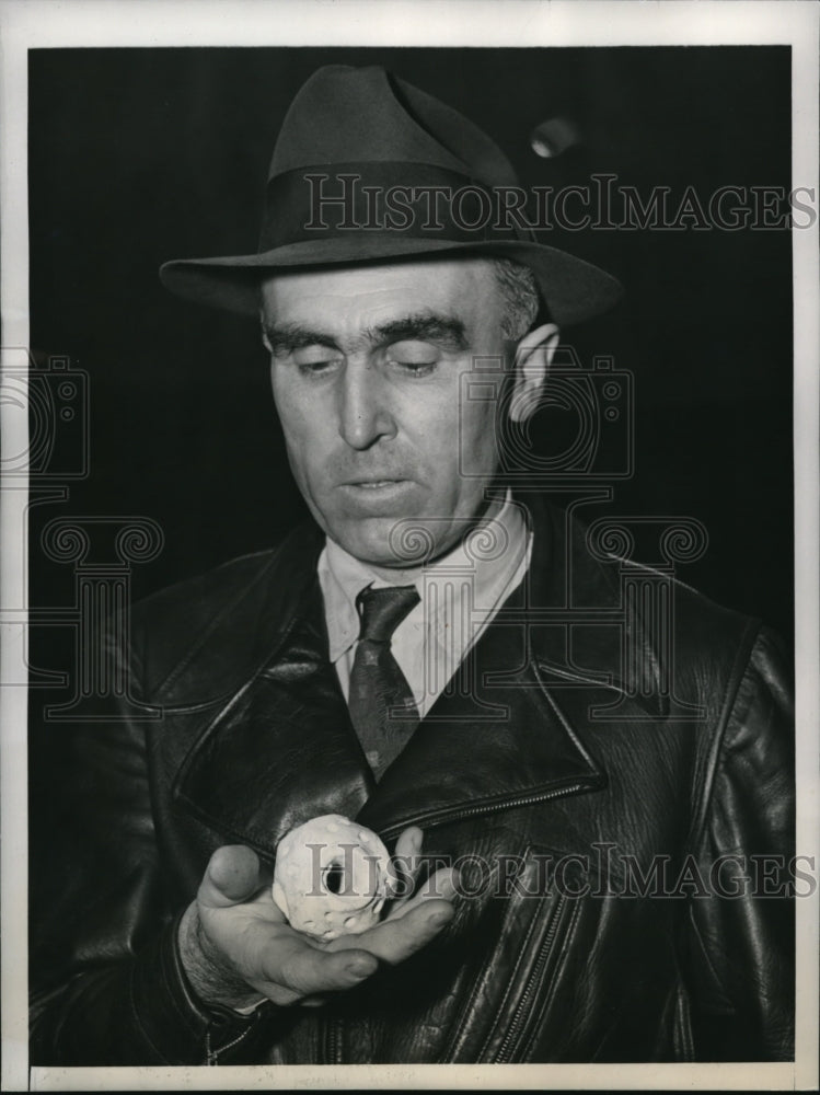 1941 Press Photo Los Angeles California Russell Hart Explosive Alloy Bomb-Historic Images