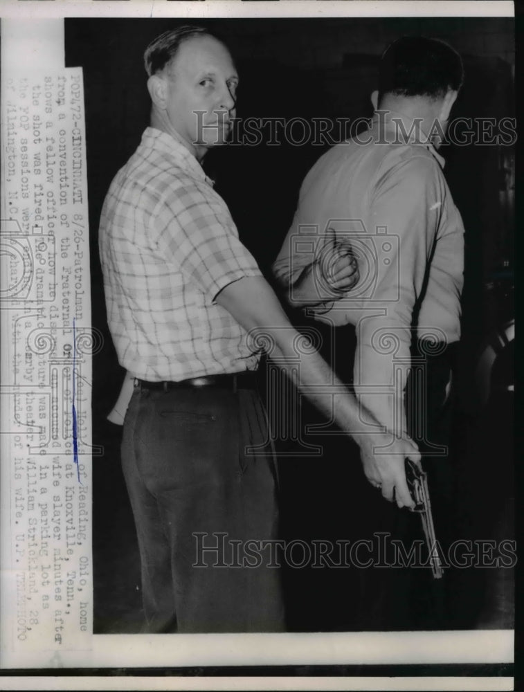 1955 Press Photo Pearl Hollis shows a fellow officer how he disarmed a slayer - Historic Images