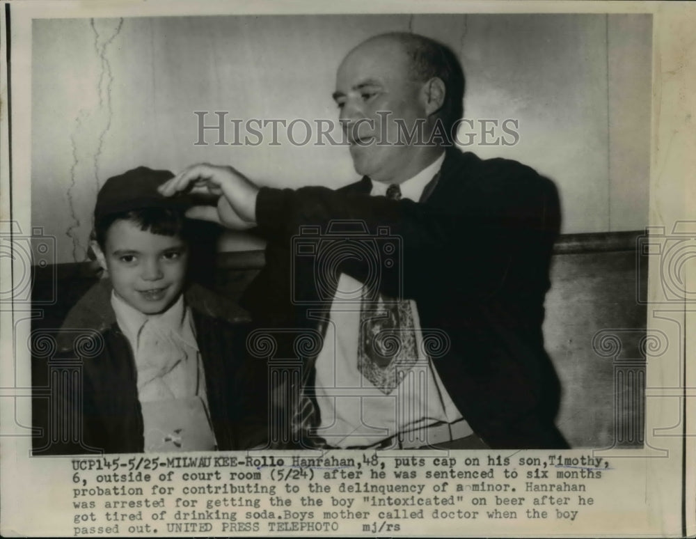 1954 Press Photo Rollo Hanrahan pitting cap on his son, Timothy - Historic Images