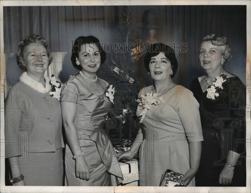 1961 Press Photo Mrs Ross (Elsie) Ellis, and Miss Mary Taylor, Realtors - Historic Images