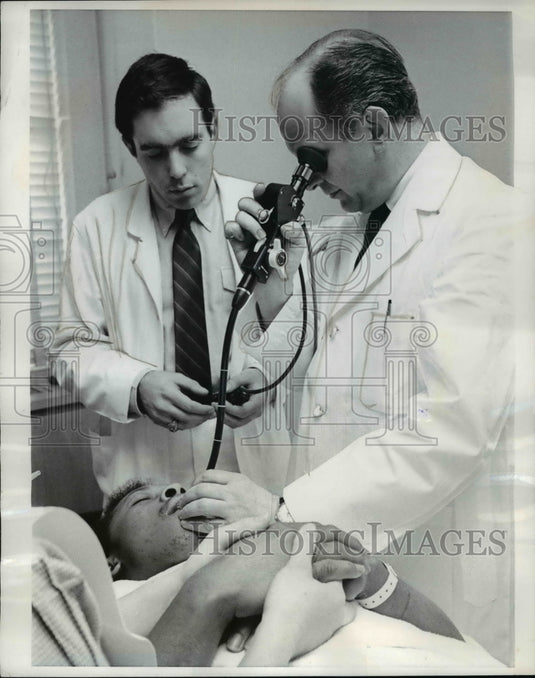 1968 Press Photo St Louis Mo Dr Burton Shatz, Dr Jay Shumaker & patient - Historic Images