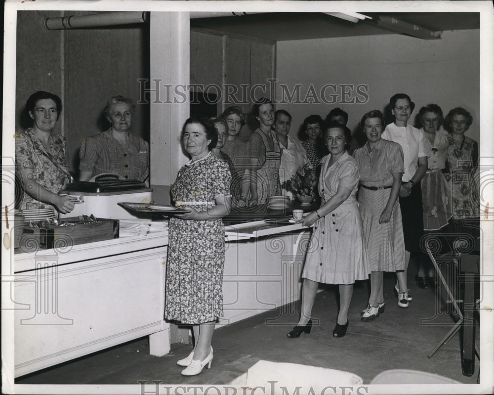 1942 Press Photo The Red Cross canteen-Historic Images