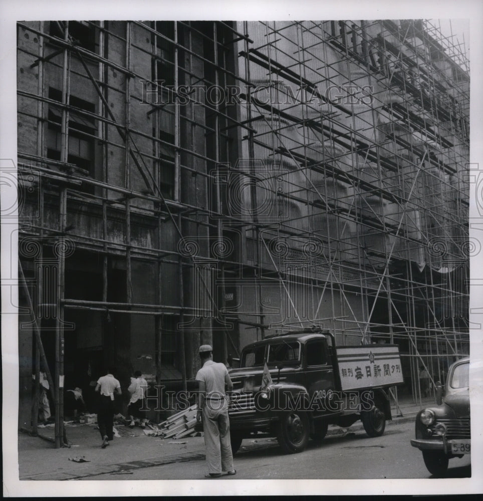 1954 Press Photo Traditional bamboo scaffolding in front of an old building-Historic Images