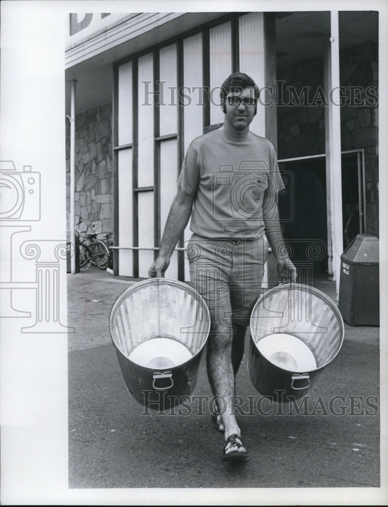 1970 Press Photo Robert Shirak holding garbage cans-Historic Images