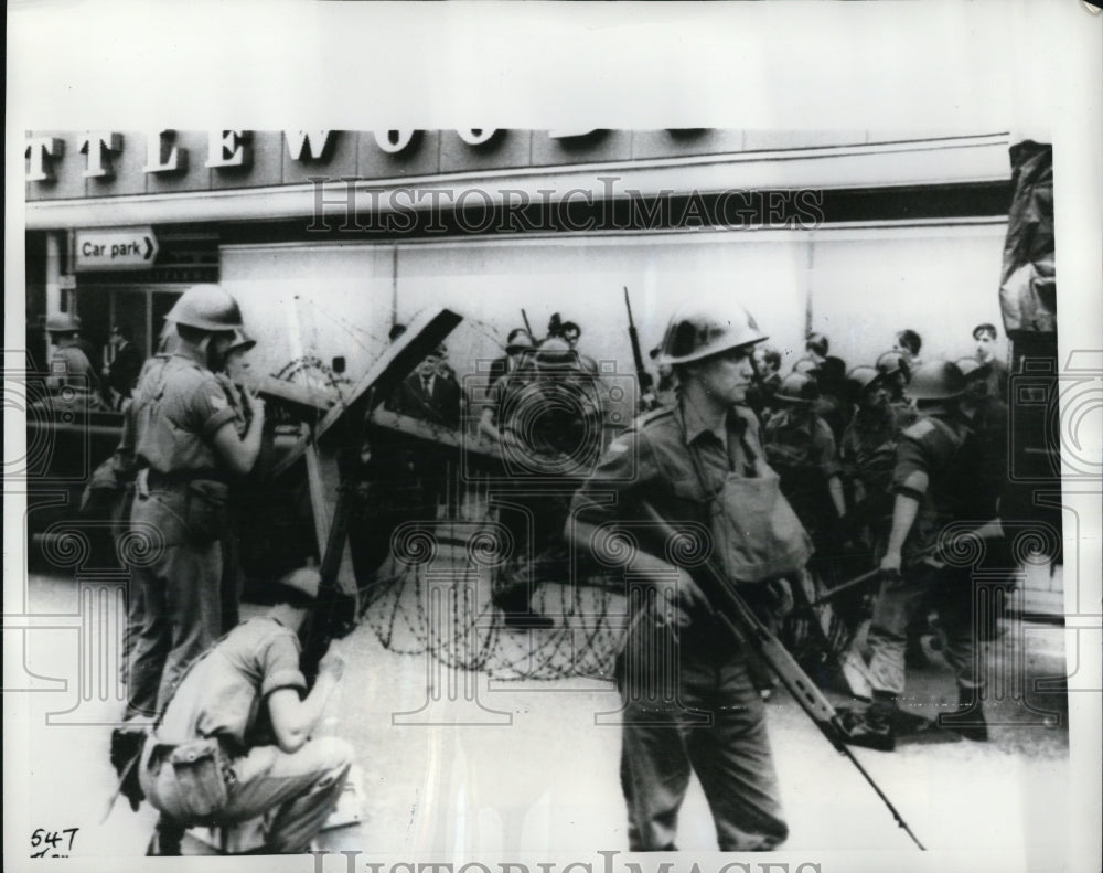 1969 Press Photo Troops of the Prince of Wales Regiment unload barbed wire - Historic Images