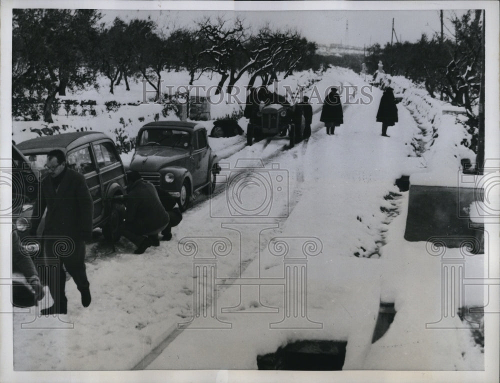 1957 Press Photo With the sneaky weatherman turning the sunny Italian climate-Historic Images