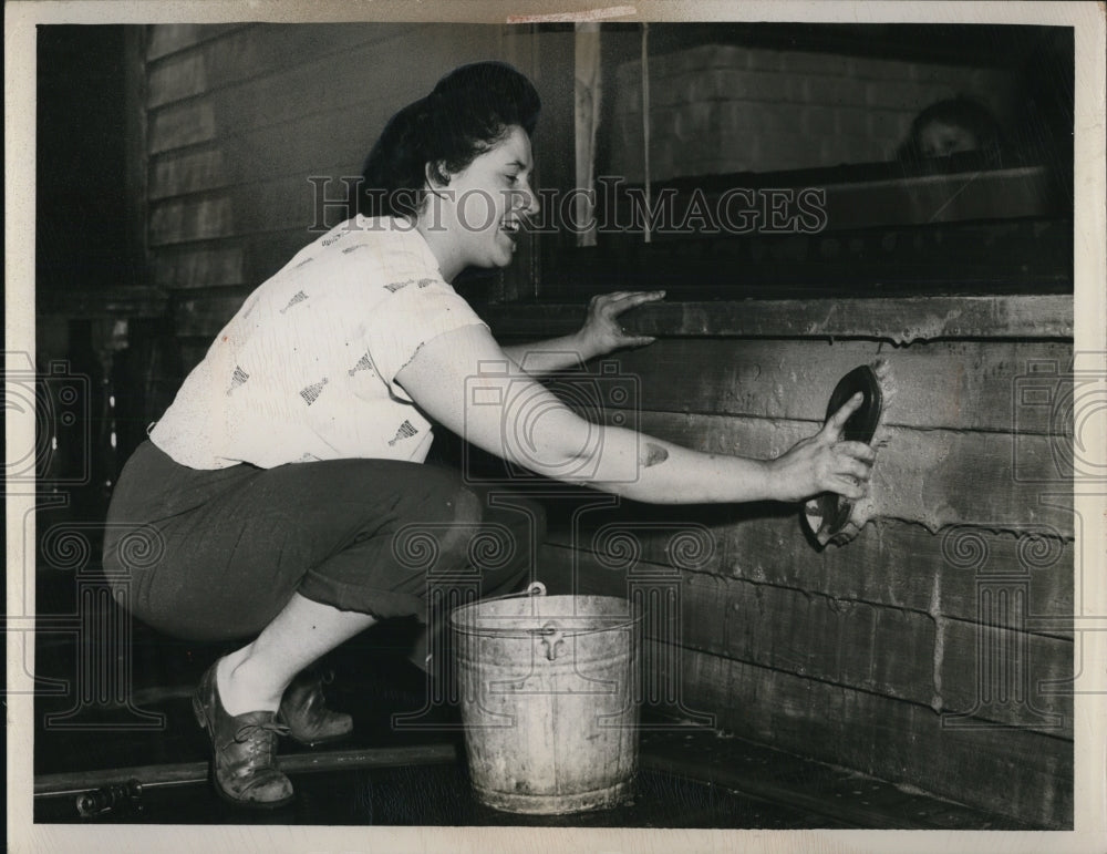 1950 Press Photo Mrs. Winifred Polcar cleans the front porch of her W. 65th - Historic Images