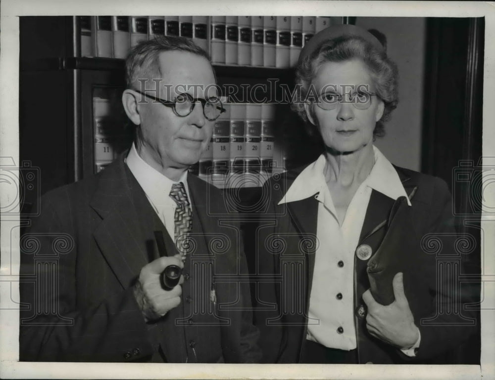 1944 Press Photo LA Calif Arthur MacDonald atty &amp; wife seeking to break will - Historic Images