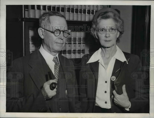 1944 Press Photo LA Calif Arthur MacDonald atty & wife seeking to break will - Historic Images