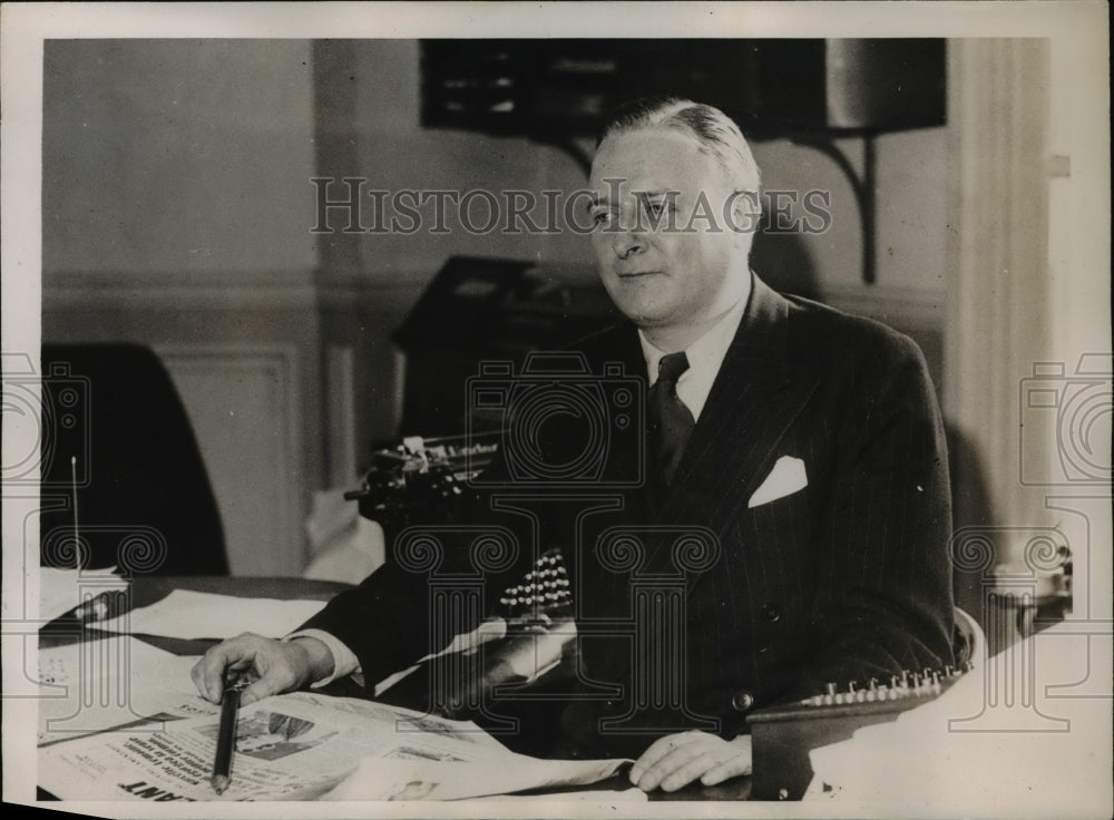 1935 Press Photo Richard McMillan Paris bureau of United Press at office - Historic Images
