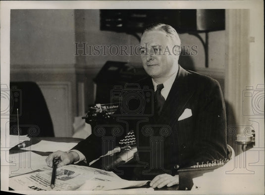 1935 Press Photo Richard McMillan Paris bureau of United Press at office - Historic Images