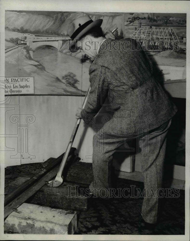 1937 Press Photo A master claw bar invention at Natl Inventors Congress in La Ca - Historic Images