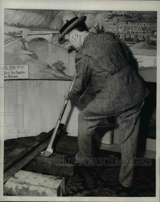 1937 Press Photo A master claw bar invention at Natl Inventors Congress in La Ca - Historic Images
