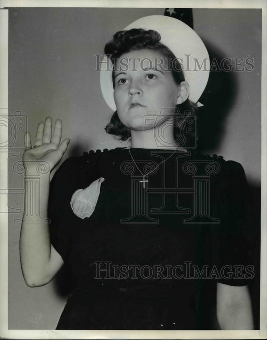 1939 Press Photo Mrs Leona Singertakes oath at inquest in gunshot deaths - Historic Images