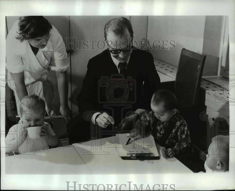 1968 Press Photo ABS Moscow correspondent George Watson at a kindergarten - Historic Images