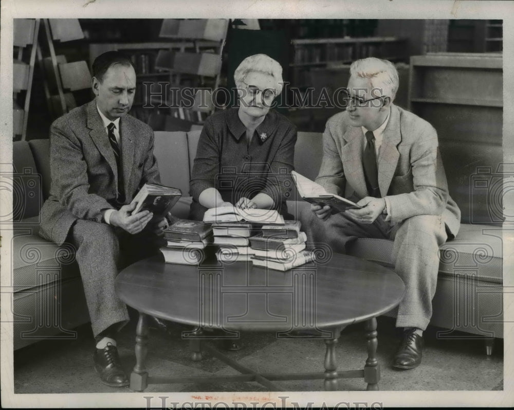 1957 Press Photo Theodore Hills, Bernice Happer and Lewis Vaylor at the library-Historic Images