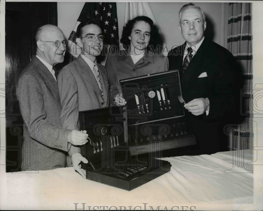 1950 Press Photo Ray A Turner & Guy Noble present Natl 4-H Boy winner Porter Lee - Historic Images