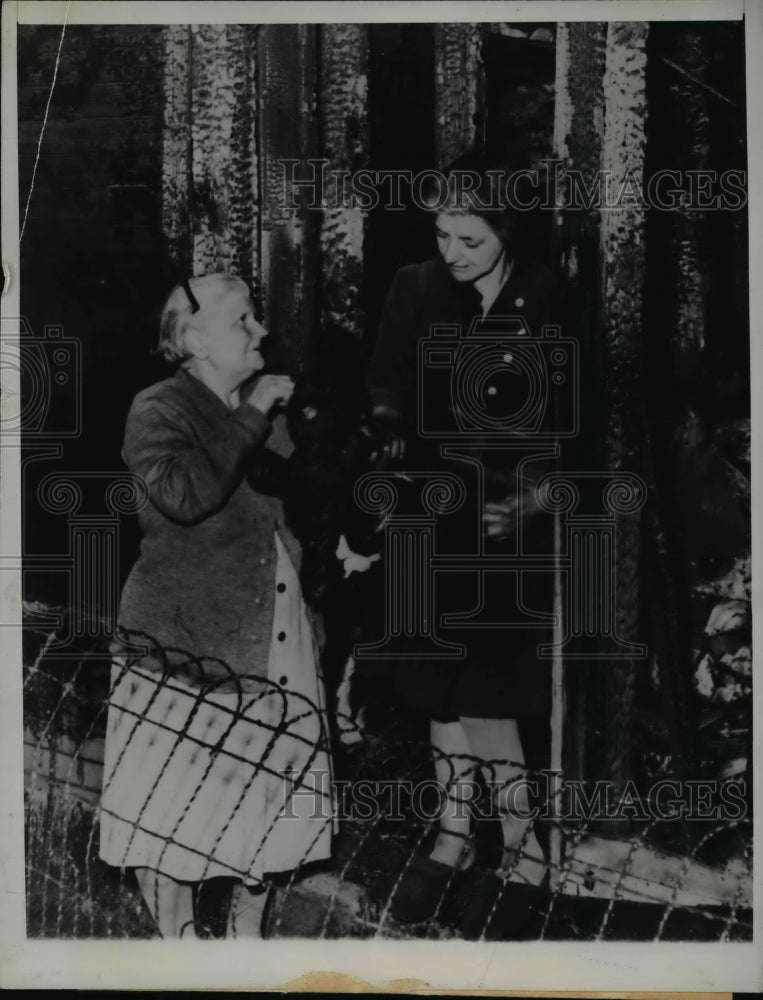 1948 Press Photo Mrs. Christina Brooks and Mrs. Gladys Shaul-Historic Images