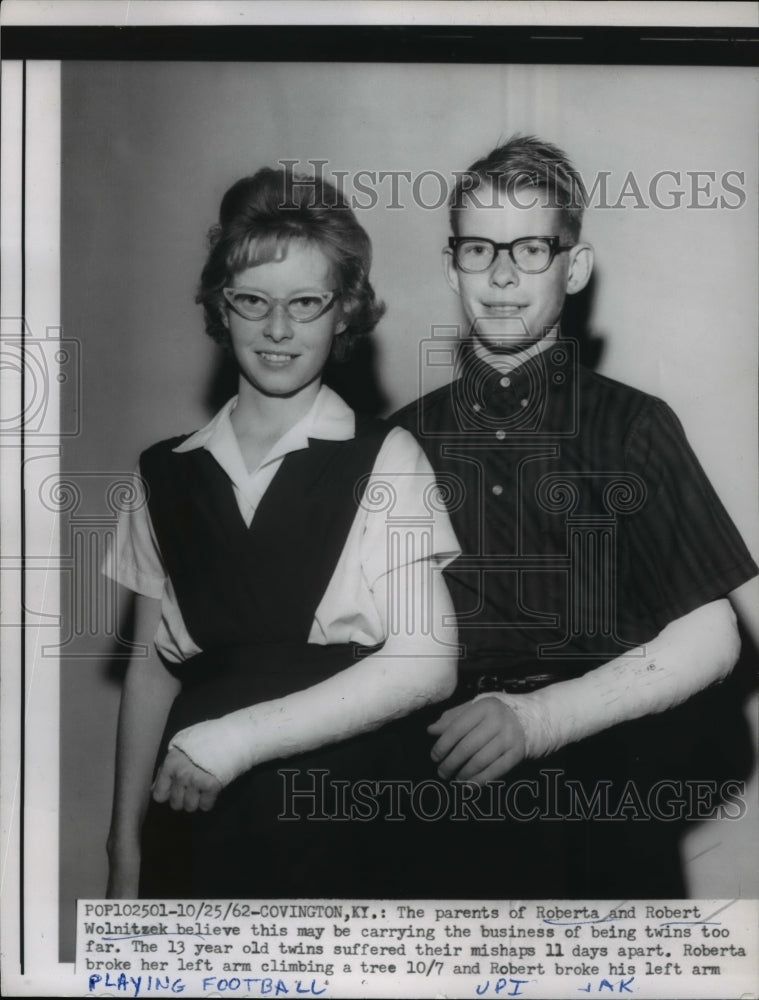1962 Press Photo KY Twins Break Arms 11 Days Apart - Historic Images