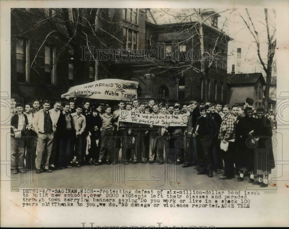 1949 Press Photo Students protest defeat of $6M bond issue to build schools - Historic Images