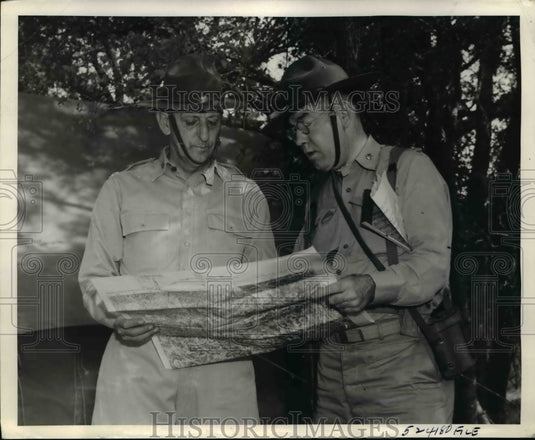 1939 Press Photo H.C. Gilchrist & H.L. Bennett together during ped maneuvers-Historic Images
