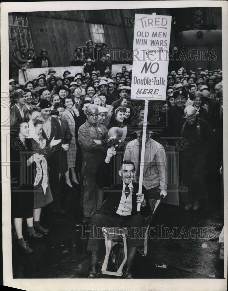 1944 Press Photo Seattle Washington proud of his ability to pick winner in-Historic Images