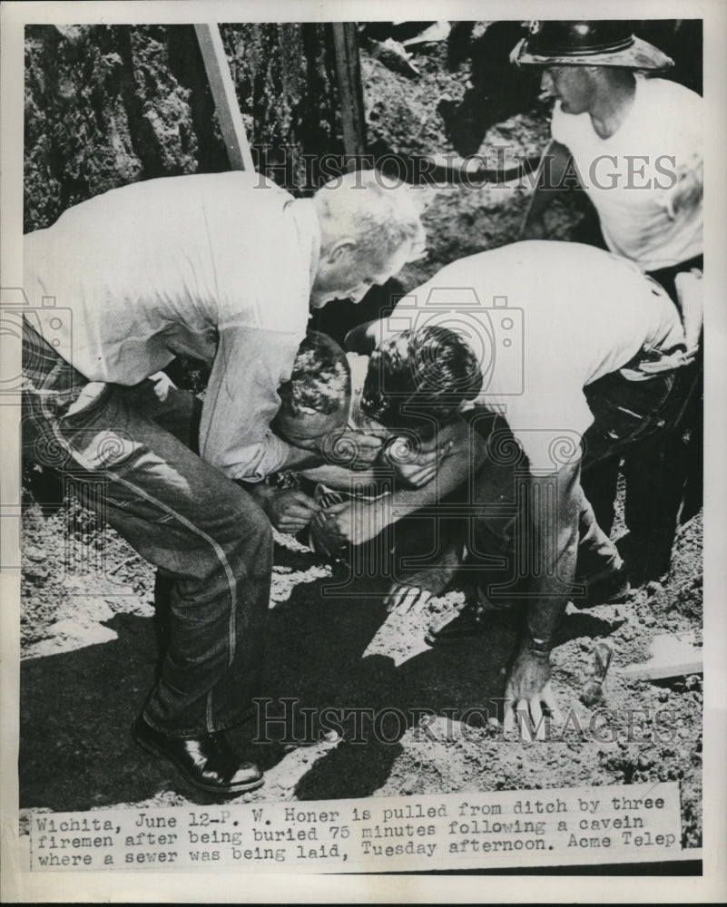 1951 Press Photo P.W. Honer is Pulled From Ditcher After Buried-Historic Images