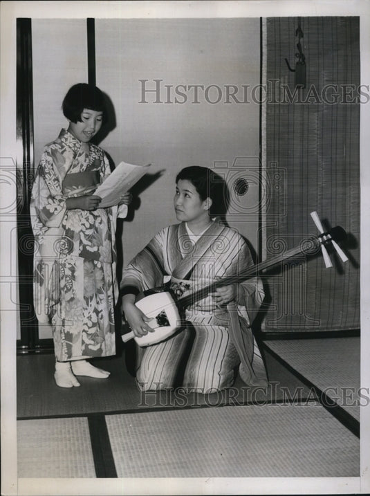1938 Press Photo Tenchuken Ungetsu popular Naniwabushi singer with daughter-Historic Images
