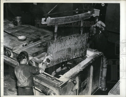 1941 Press Photo The Breeze Plant worker working on a sheet of armor plate - Historic Images