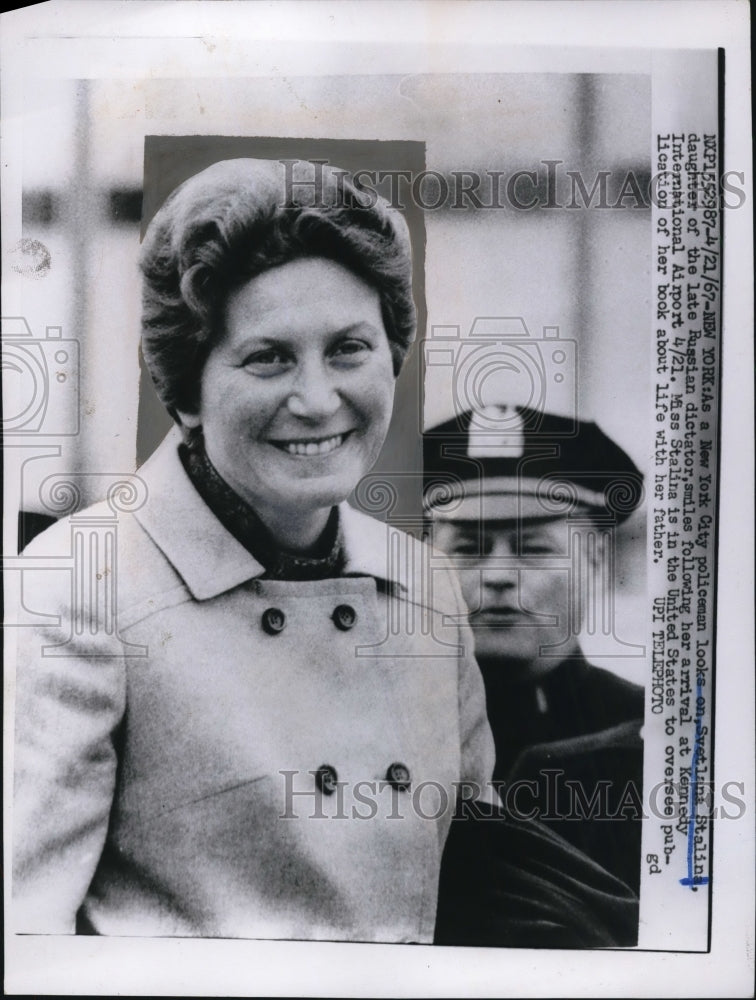 1967 Press Photo Svetlana Stalina arrives at Kennedy Airport to oversee book - Historic Images