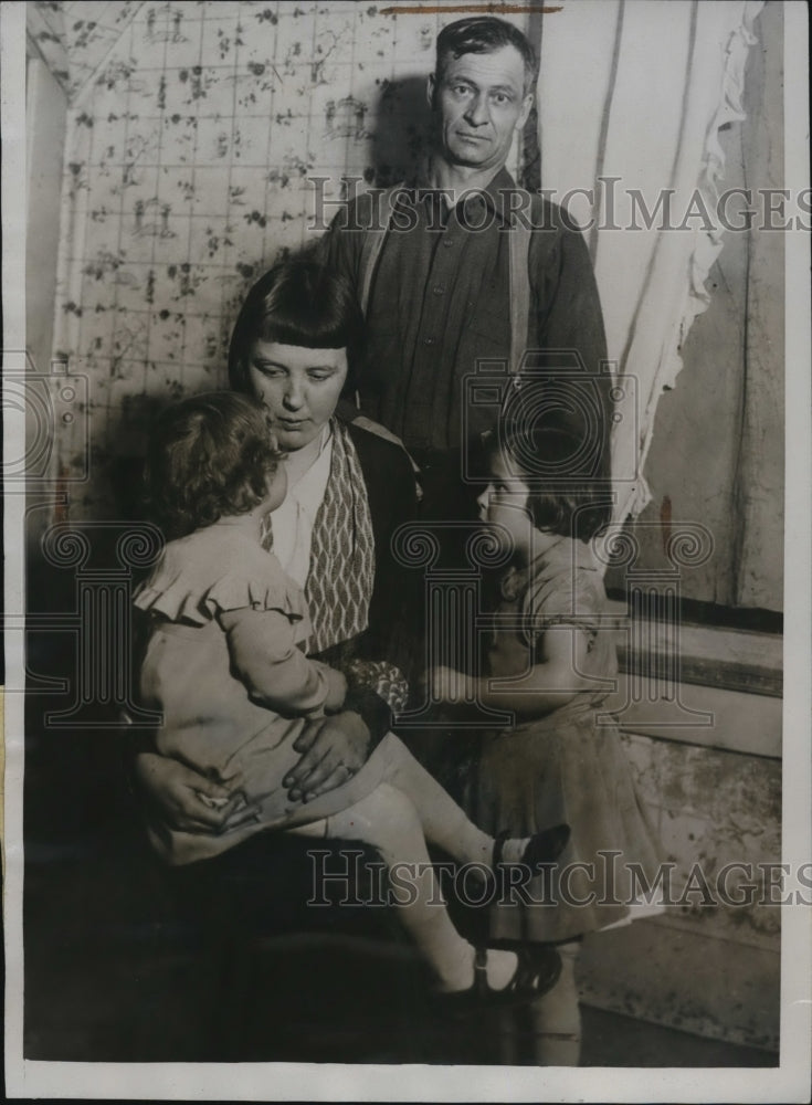 1933 Press Photo Thomas Naylor, Mrs. Naylor and children, Mildred &amp; Laverne - Historic Images