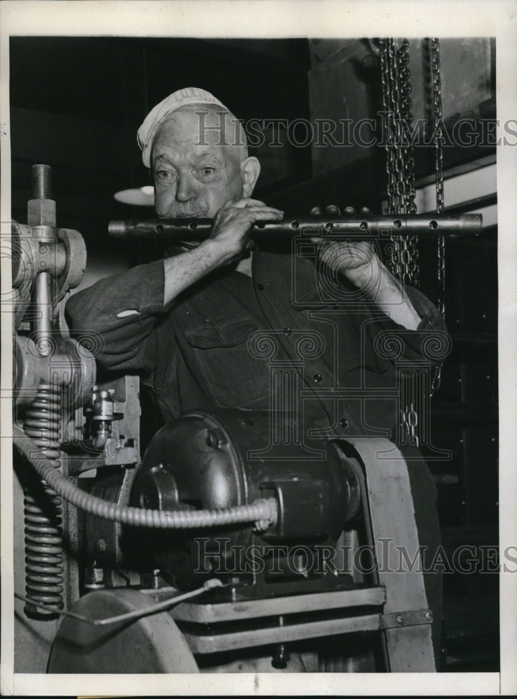 1944 Press Photo David Davies playing pipe at Federal Shipbuilding during lunch - Historic Images