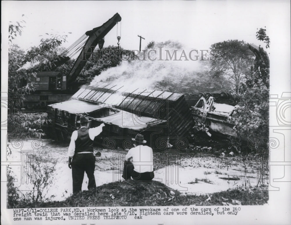 1952 Press Photo Workmen at wreckage of B&amp;O freight train derailed car-Historic Images