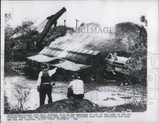 1952 Press Photo Workmen at wreckage of B&O freight train derailed car-Historic Images