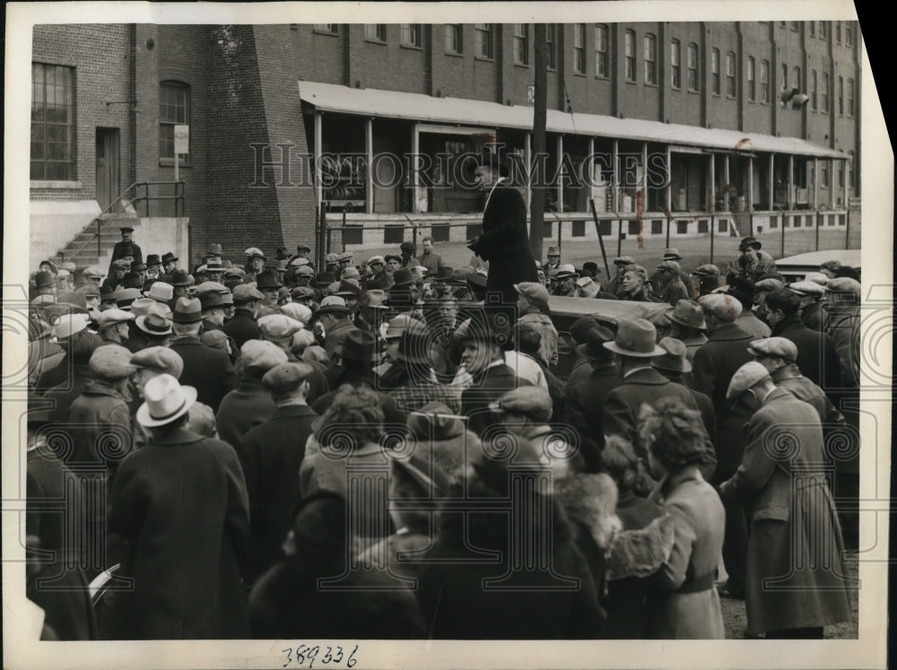 1937 Press Photo Mayor Alexander Hall, addressing the crowd of Eneral Motors-Historic Images