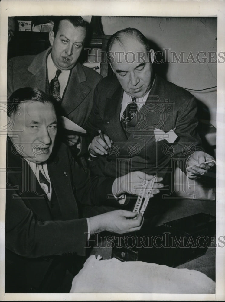 1944 Press Photo A.L. Brodie Coroner, John Sullivan Detective Examine Strongbox - Historic Images