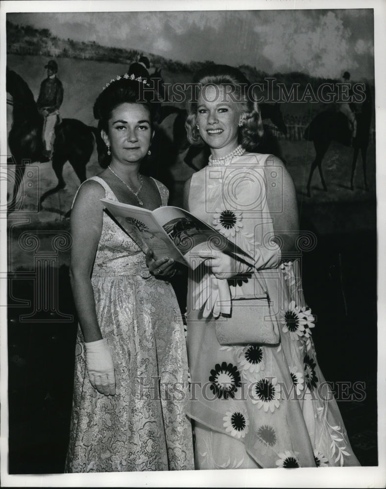 1968 Press Photo NYC Mrs Cartwright Wetherill &amp; Mrs Charles Hollerich Jr at ball - Historic Images