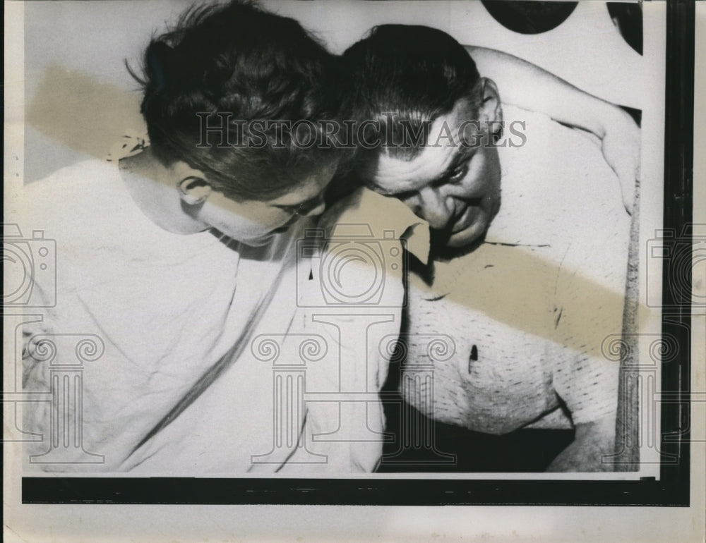 1962 Press Photo Edward Brewer sobs while Richard consoles father - Historic Images