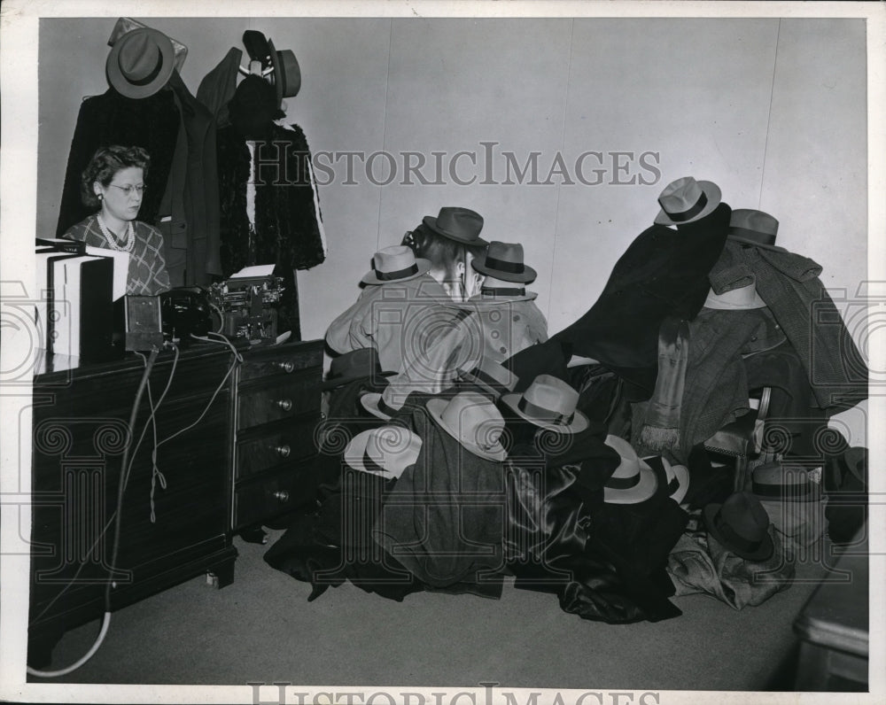 1944 Press Photo Washington DC Stabilization Director Fred M Vinson was holding - Historic Images