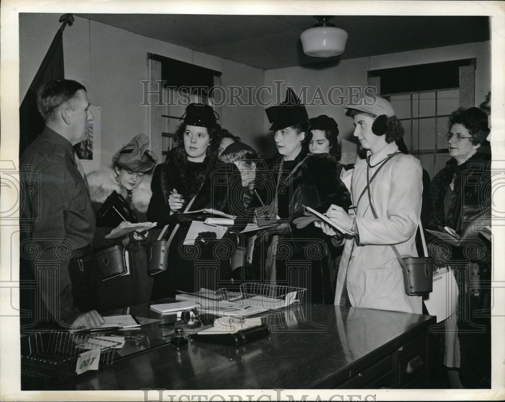 1942 Press Photo Women Reporters Tour Fort Meade - Historic Images