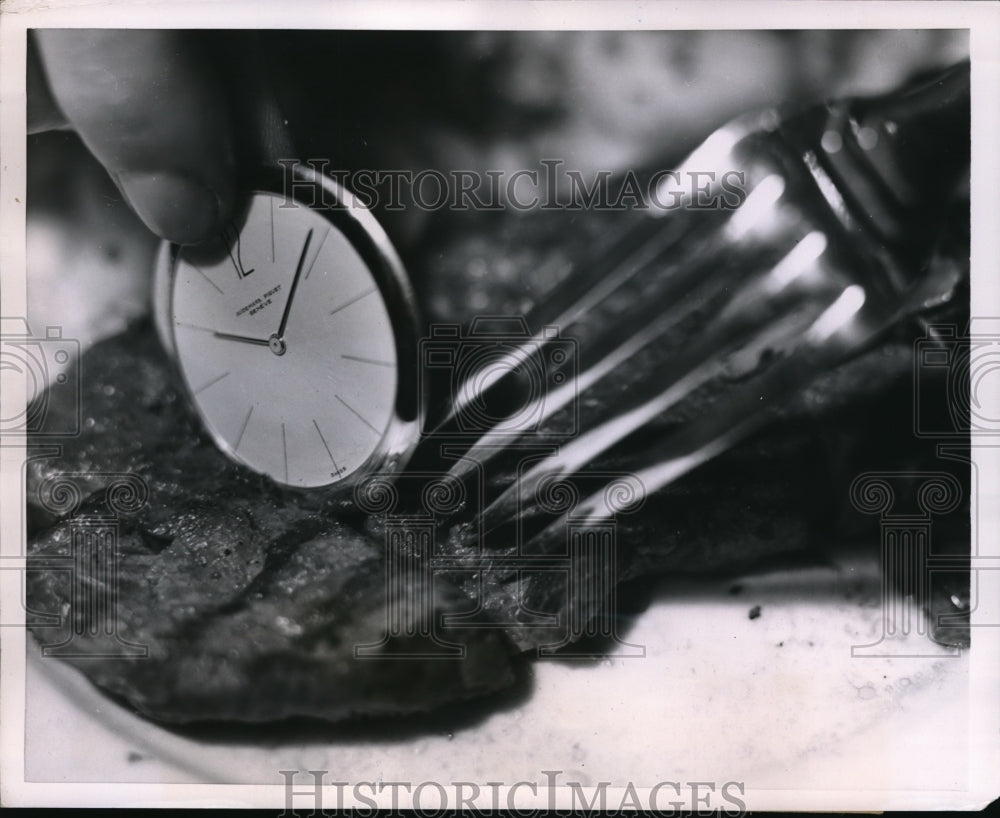 1953 Press Photo Knife blade thin timepiece display on Intl show in Paris - Historic Images