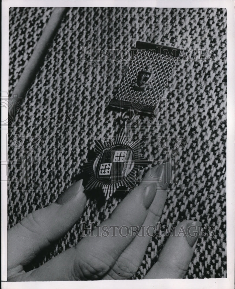 1952 Press Photo Scotch Heraldic Lapel Watch - Historic Images