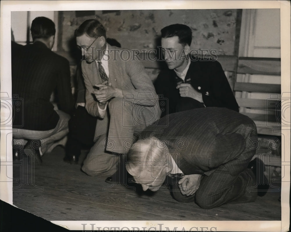 1940 Press Photo State Overseer LA Moxley Bowing - Historic Images