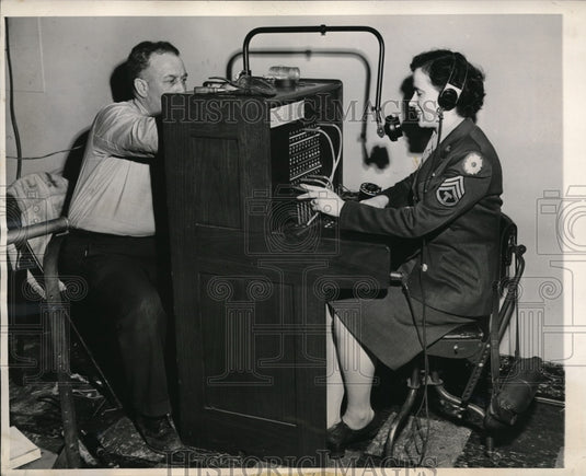 1944 Press Photo Sgt Marie Kuzma Working at Montgomery Ward & Co - Historic Images