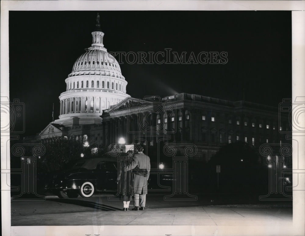 1949 Press Photo Wash DC Mr &amp; Mrs JT Fittipaldi walk near the Capitol - Historic Images